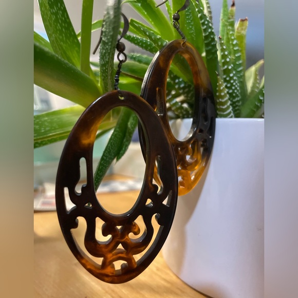 ~Vintage Tortoise Shell Patterned Earrings~ - Picture 2 of 5